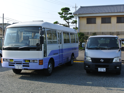 吉田町魚金ずし　駐車場完備、大型バス2台分の駐車スペース